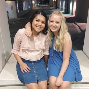 Size M button closure denim skirt